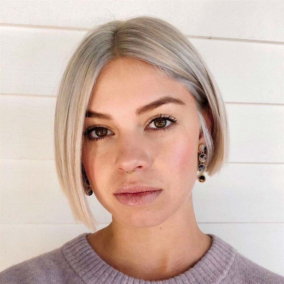 Middle Bob Hairstyles for Blonde Sleek and understated, the blunt bob is perfect for career women. The clean and defined cut enhances the corners of the face.