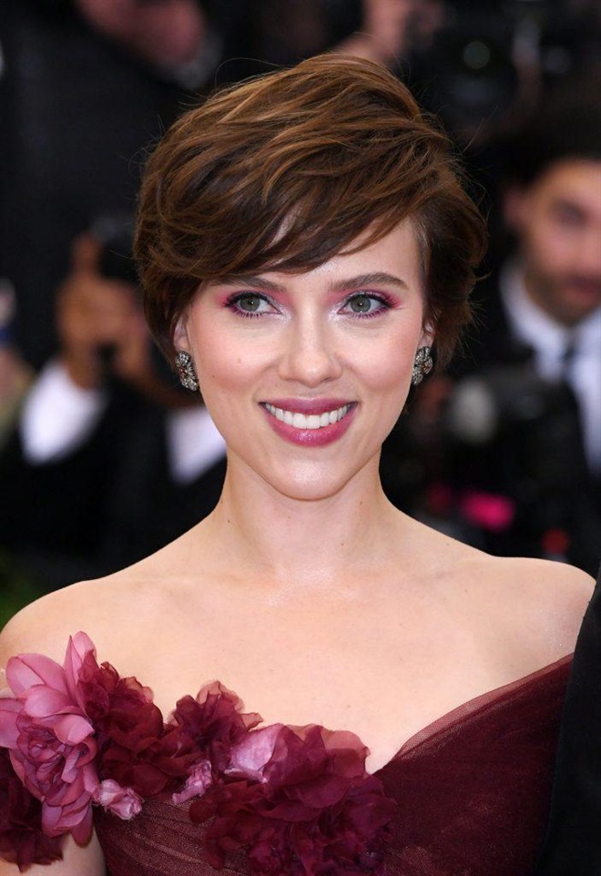 Short Hairstyles 2020 2021 Brown and Wavy Hair There are various trendy short haircuts. There are options with straight cuts. There are also a variety of multilayer haircuts. These include, say, a pixie haircut.