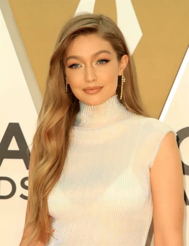 Natural Long Hairstyles Ranging between blonde and brunette, warm caramel is the recipe for 2020's most popular hair color. The look goes very aptly under the name bronde. If you are blonde or caramel colored, a warm gradation will usually be enough to achieve the brown look seen on Gigi Hadid here.