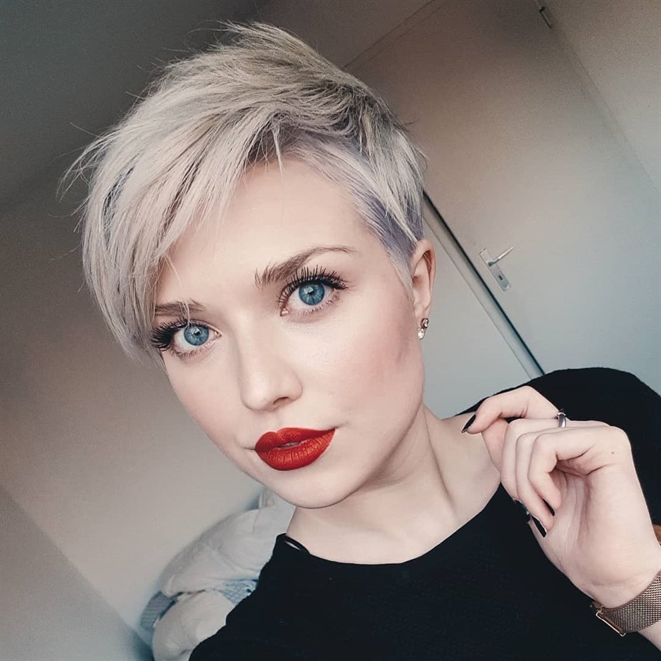 Beautiful Short Hairstyles for Ladies  Young women fit perfectly with short blonde hair and red lipstick. Try this style for you to be an attractive woman.