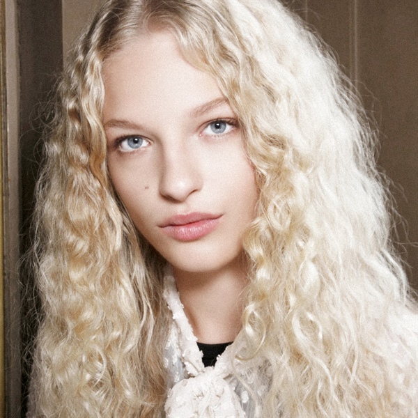 Curly Hairstyles 2021 Blonde  Curly hair is usually very dry and has a rather porous hair structure. Therefore, the hair is particularly sensitive. Harmful influences such as heat can put a lot of strain on them and can lead to hair breakage or split ends.