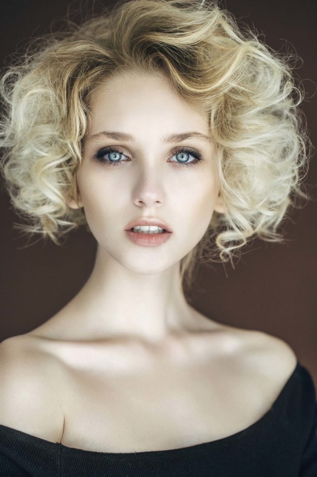 Curly Hairstyles 2021 for Mid-lenght  Match your care range to the special structure of your hair. Shampoo and conditioner for dry hair with an anti-frizz effect best meet the requirements of this hair type. They are rich and intensify hair shine.