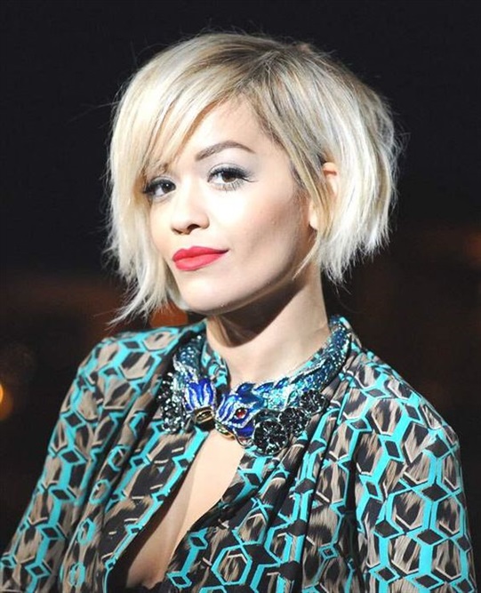 Medium Short Hairstyles 2022 for Blonde Female Blonde women can opt for short bob models of medium length. You can get a very stylish look.