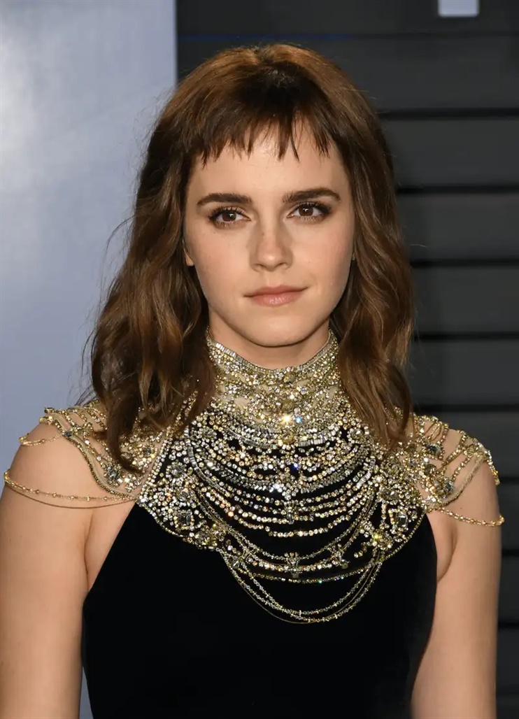 Long Hairstyles with Bangs Bangs are in high demand this season. One of the more extreme versions is the completely short bangs, which are seen on both the catwalks and the red carpet. Actress Emma Watson is one of the stars who has thrown herself into the sensational hairstyle. The trend requires a good portion of courage, but if you dare to venture into it, you are guaranteed a cool look and a hairstyle that suits long as well as short hair.