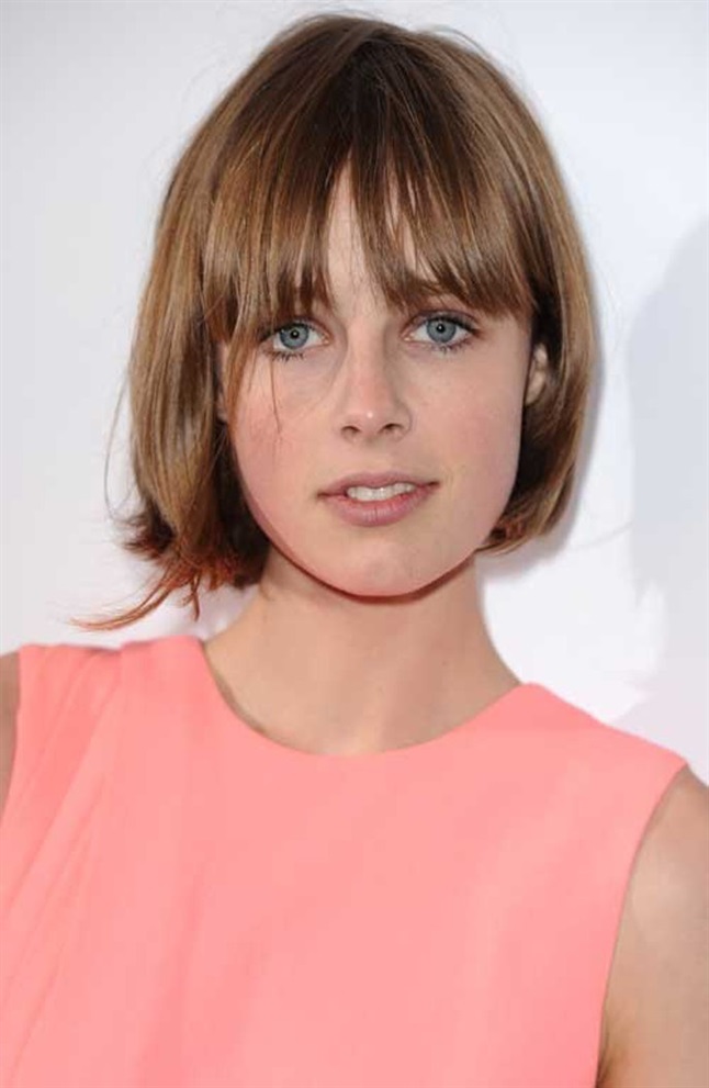 Medium Lenght Hairstyles with Bangs 2021  English model Edie Campbell is known for her beautiful, short hair. Here it is styled in a slightly more natural way.