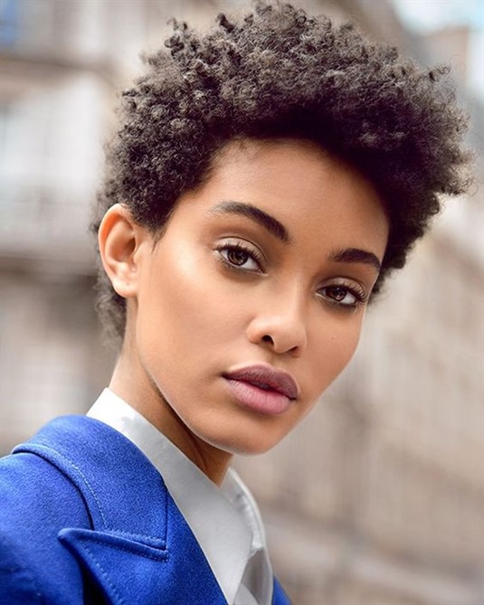 Cute Short Hairstyles for Curly Hair  Black women don't stop opting for the Afro hairstyle. This model, which has a very cute look, is also a good duo with short hair.