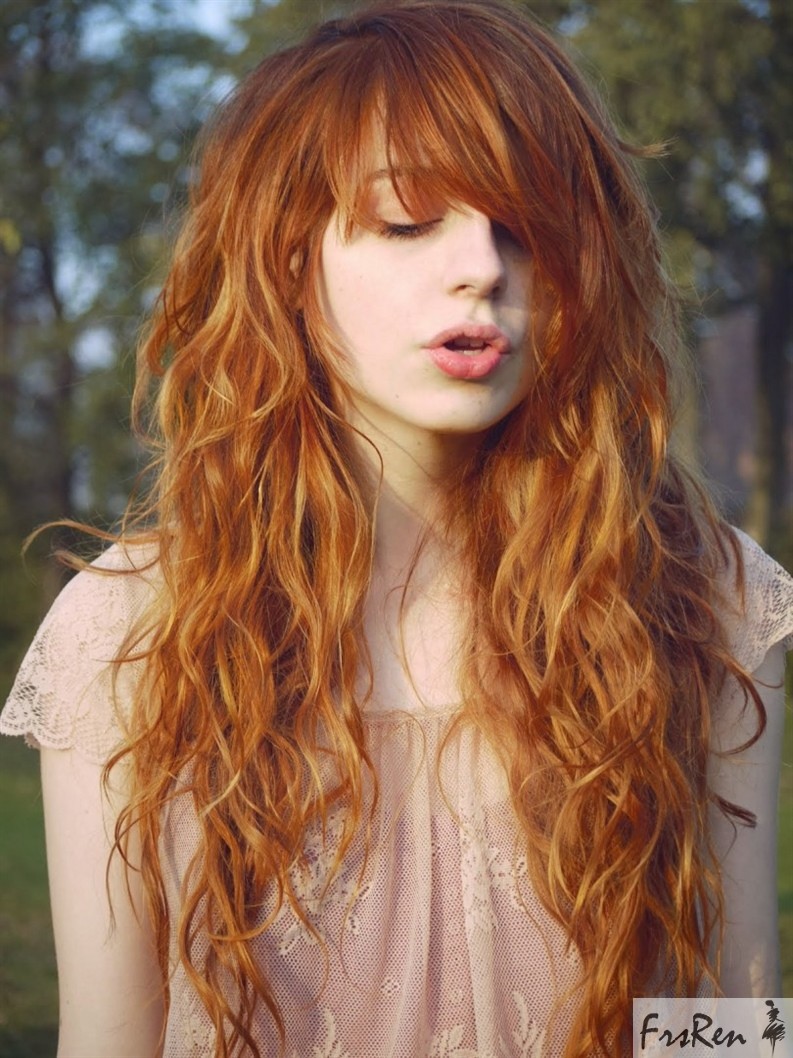 Lange rote lockige Frisur für Frauen